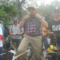 sepedaan-pakai-topi-anyaman-dari-relawan-ahok-mengeluh-gatal