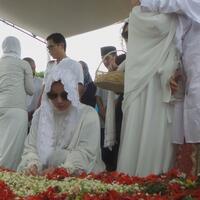 setengah-berlari-terry-putri-menghambur-ke-jenazah-sang-bunda-di-tpu-tanah-kusir