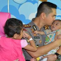 kapolres-demak-gendong-dan-ciumi-bayi-panti-asuhan-derita-gizi-buruk