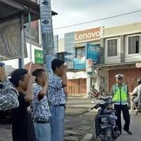 berkendara-tanpa-helm-lihat-hukuman-yang-diberikan-polisi-kepada-siswa-ini