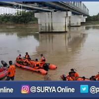 tenggelam-di-sungai-bengawan-solo-ade-nyangkut-di-jaring-tim-sar