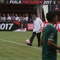 cara-unik-suporter-menenangkan-diri-saat-presiden-akan-berpidato-riuh-jadi-hening