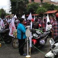 saat-pendukung-anies-dan-ahok-tak-sengaja--kumpul--di-depan-markas-agus