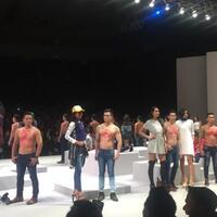 raffi-ahmad-hadirkan-belasan-laki-laki-kekar-bertelanjang-dada-di-ifw-2017