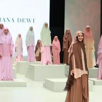 koleksi-busana-oki-setiana-dewi-ini-bisa-jadi-pilihan-tampil-syar-i-tanpa-monoton