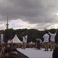 prabowo-orasi-anies-berjoged-dan-sandi-lompat-lompat-di-kampanye-akbar