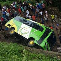 dua-orang-tewas-setelah-sebuah-minibus-terjun-ke-sungai-di-polewali