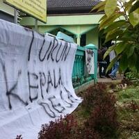 diduga-selingkuh-warga-demo-balai-desa-tuntut-kades-mundur