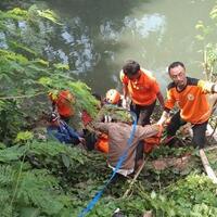 mayat-yang-terapung-di-kali-tanggul-joyosuran-tak-dikenal-warga