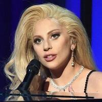 lady-gaga-nyanyi-di-super-bowl-sambil-sisipi-protes-trump