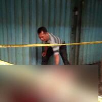 usai-bacok-mertua-pria-ini-duduk-sambil-merokok-di-sebelahnya