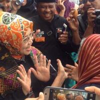 wanita-berkursi-roda-berikan-kain-ulos-kepada-sylviana-murni