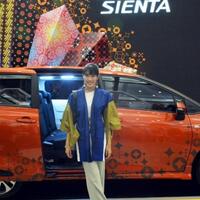 toyota-sienta-ikutan-mejeng-di-indonesia-fashion-week