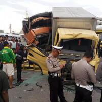 sujono-sempat-tak-bergerak-ketika-truknya-menabrak-mobil-box