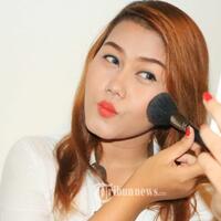 trik-menyapukan-blush-on-agar-pipi-tampak-tirus