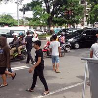 sopir-angkot-sweeping-kendaraan-penumpang-di-jalan-ap-pettarani-makassar