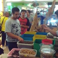 batik-tradisional-dan-kerajinan-kayu-gaharu-pancing-minat-turis-timur-tengah