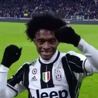 juan-cuadrado-usai-cetak-gol-ke-gawang-inter-milan-langsung-joged