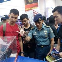 masyarakat-antusias-kunjungi-stan-tni-al