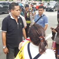 diminta-turun-paksa-sopir-angkot-yang-demo-penumpang-kebingungan