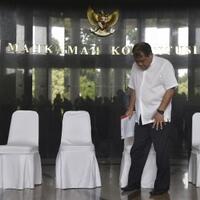 ketua-mk-jelaskan-pemberhentian-patrialis-ke-presiden