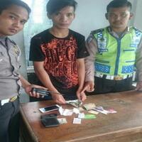 gelisah-didekati-polisi-karena-langgar-lalu-lintas-ternyata-pria-ini-simpan-ganja