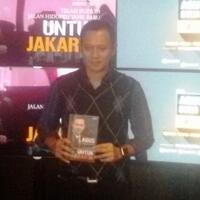 agus-yudhoyono-sempatkan-menulis-buku-di-sela-padatnya-jadwal-kampanye