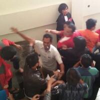 terdakwa-dan-keluarga-korban-kasus-pemerkosaan-adu-jotos-di-pengadilan