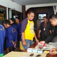 empat-pria-ini-disergap-saat-asyik-judi