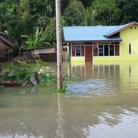 ribuan-rumah-warga-gresik-terendam-banjir