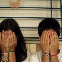 lagi-bermesraan-di-dalam-kamar-pasangan-mesum-ini-digrebek-adiknya