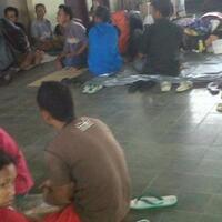 cuaca-ekstrim-dan-ombak-tinggi-calon-penumpang-kapal-terlantar-di-sumenep