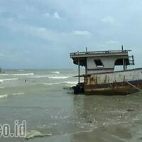 diterjang-ombak-besar-kapal-nelayan-di-tuban-terbelah-jadi-dua