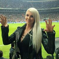 van-persie-diamuk-istri-pemain-lawan