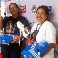 hasyim-kipuw-hadiahi-dua-petugas-kebersihan-sepatu-keren