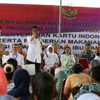 presiden-serahkan-bansos-pkh-untuk-warga-maluku