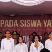 menko-pmk-dampingi-presiden-berikan-bantuan-dan-bagikan-kip-di-ambon