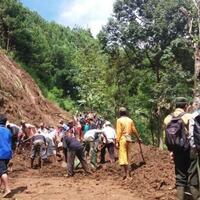 longsor-putus-akses-enam-rumah-warga-di-pekalongan