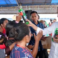 jokowi-bagikan-makanan-tambahan-dan-kartu-indonesia-sehat-di-ambon