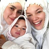 dewi-sandra-didoakan-seperti-ini-saat-pajang-foto-olla-ramlan-peluk-sang-putri