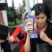 usai-diperiksa-kpk-sallywati-tutupi-muka-dengan-majalah