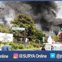 pabrik-biji-plastik-terbakar-api-merembet-ke-rumah-warga