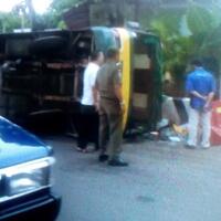 bus-koantas-jurusan-ciputat-tanah-abang-terguling