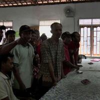 warga-mengamuk-banting-meja-kursi-pengadilan-negeri-kendal