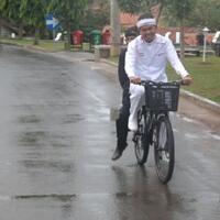 meski-sudah-tua-abah-uju-tetap-keliling-kampung-pinjamkan-buku-ke-anak-anak