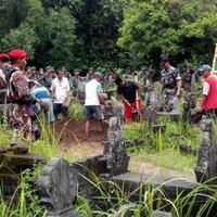 sang-ayah-pingsan-di-pemakaman-anggota-kopassus-sertu-danang