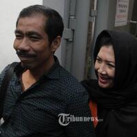 mobil-hitam-buru-buru-keluar-lapas-romi-herton-dipindah