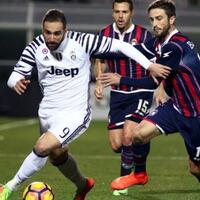 juventus-hentikan-crotone-2-0-lewat-gol-gonzalo-higuain-dan-mario-mandzukic