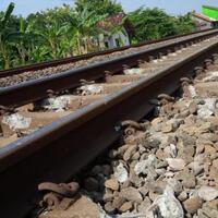 tubuh-seorang-warga-jakarta-timur-hancur-terlindas-dan-terseret-kereta-di-rawa-buntu