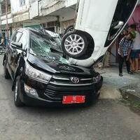 mobil-wakil-ketua-dprd-ringsek-gara-gara-honda-jazz-terjun-dari-matahari-mall